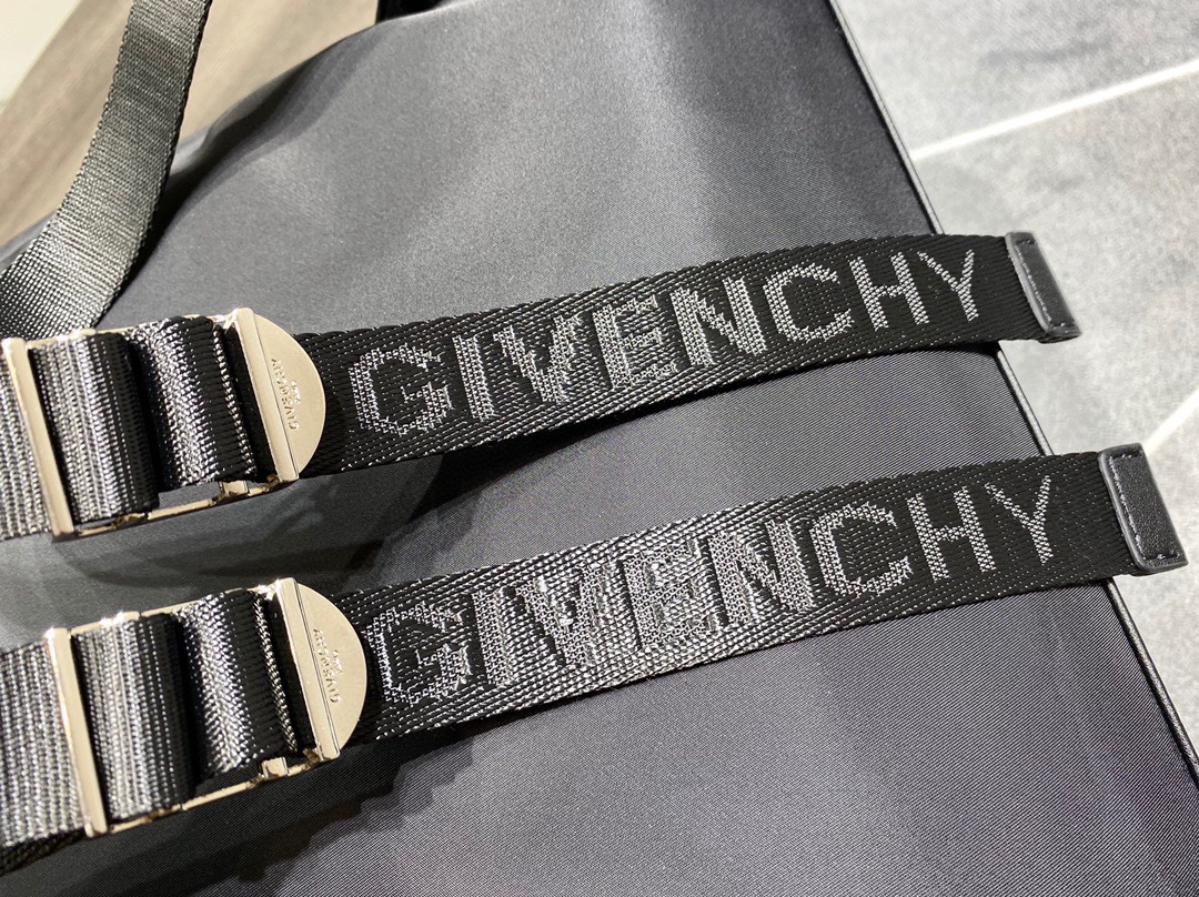 Givenchy Essentiel U Backpack Black For Women‎ 16.9in/43cm BK508HK1F5-001
