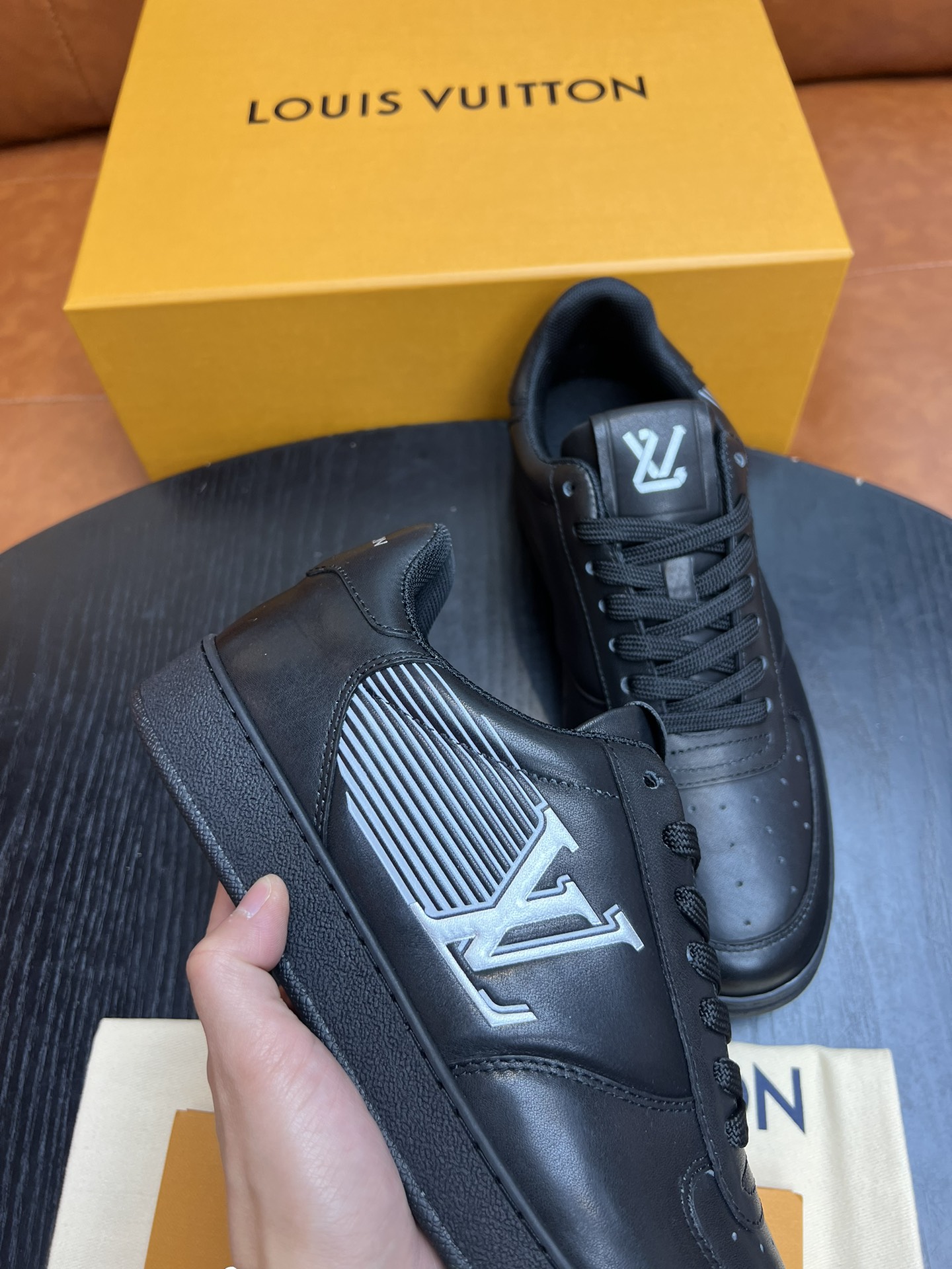 L0vis Vvtt0n LV Rivoli Sneaker Black For Men