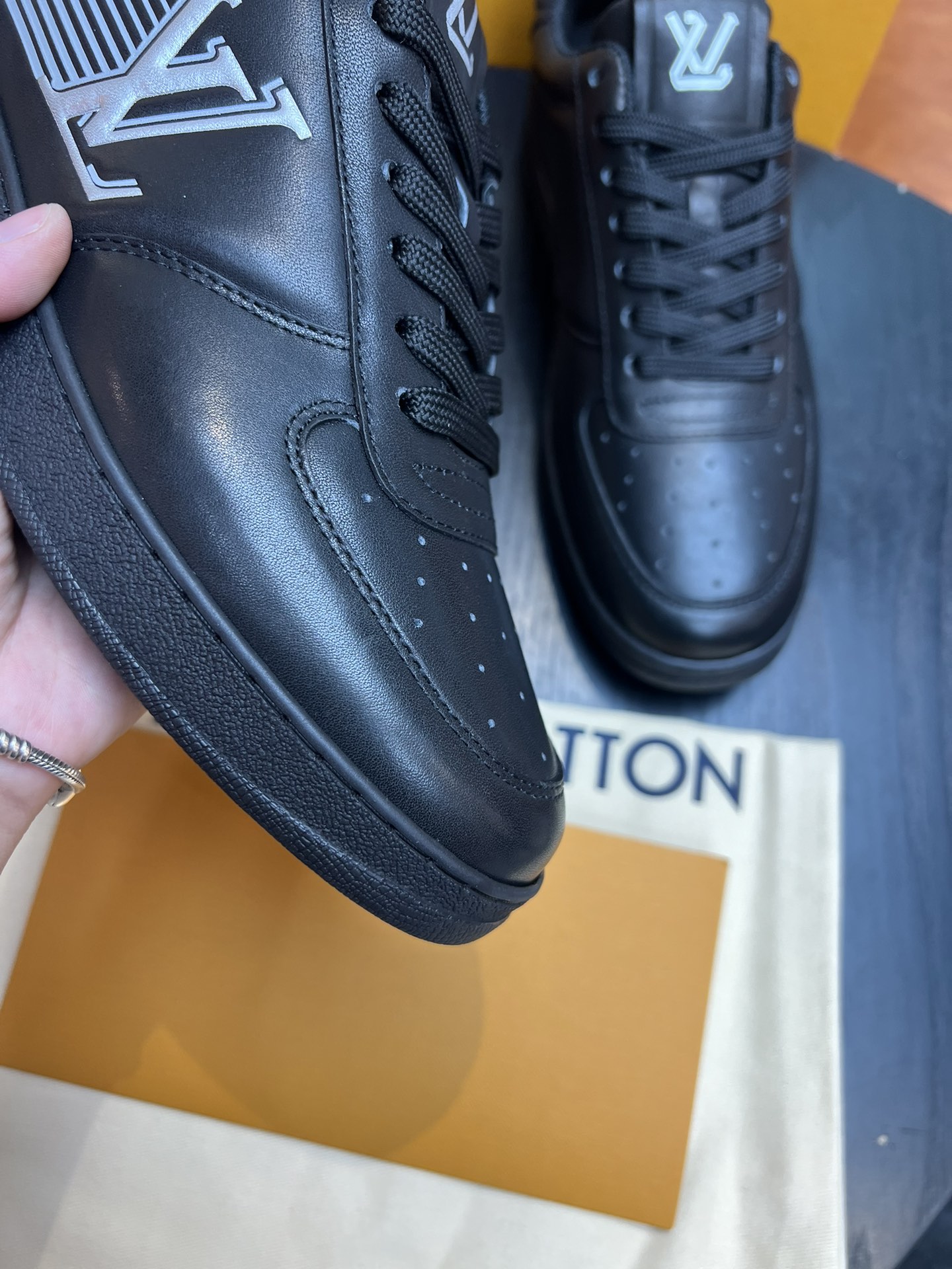 L0vis Vvtt0n LV Rivoli Sneaker Black For Men