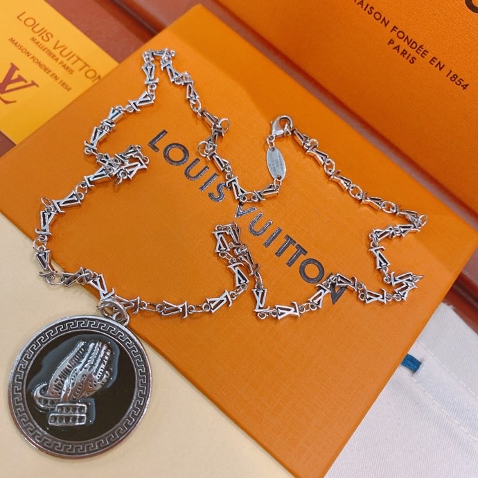 L0vis Vvtt0n LV Letter Necklace Silver For Women