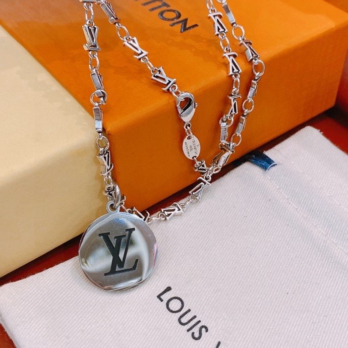L0vis Vvtt0n LV Letter Necklace Silver For Women