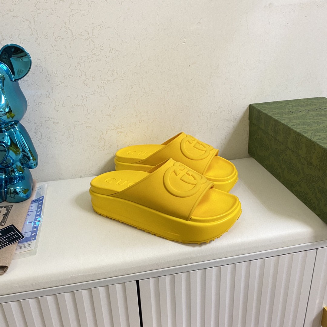 Gvc*1 Interlocking G Slide Sandal Yellow For Men