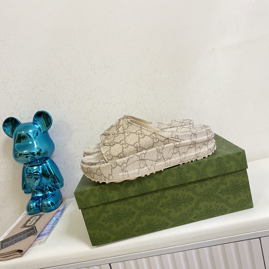 Gvc*1 Interlocking G Slide Sandal Beige For Men 725535 JAAC6 9742