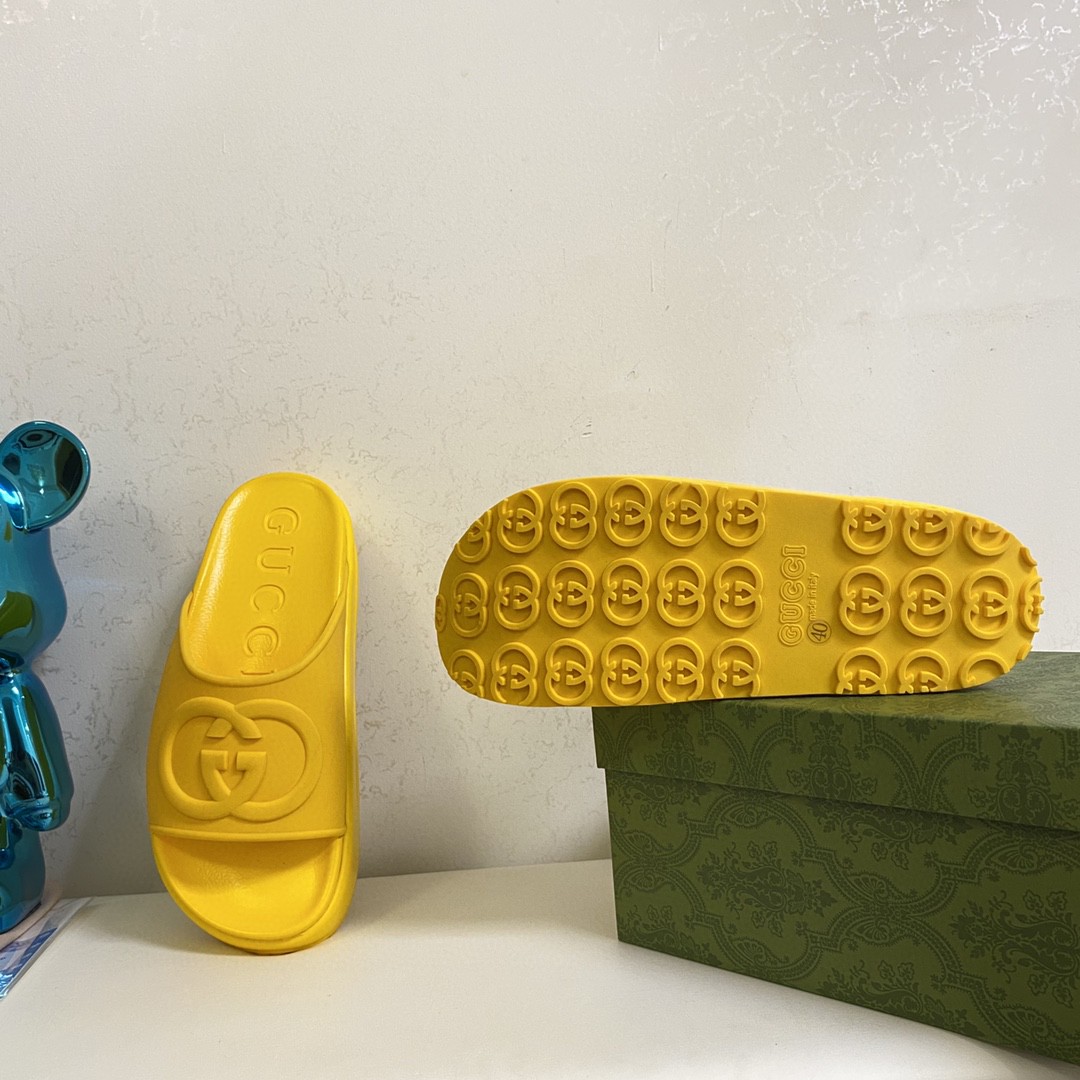 Gvc*1 Interlocking G Slide Sandal Yellow For Men