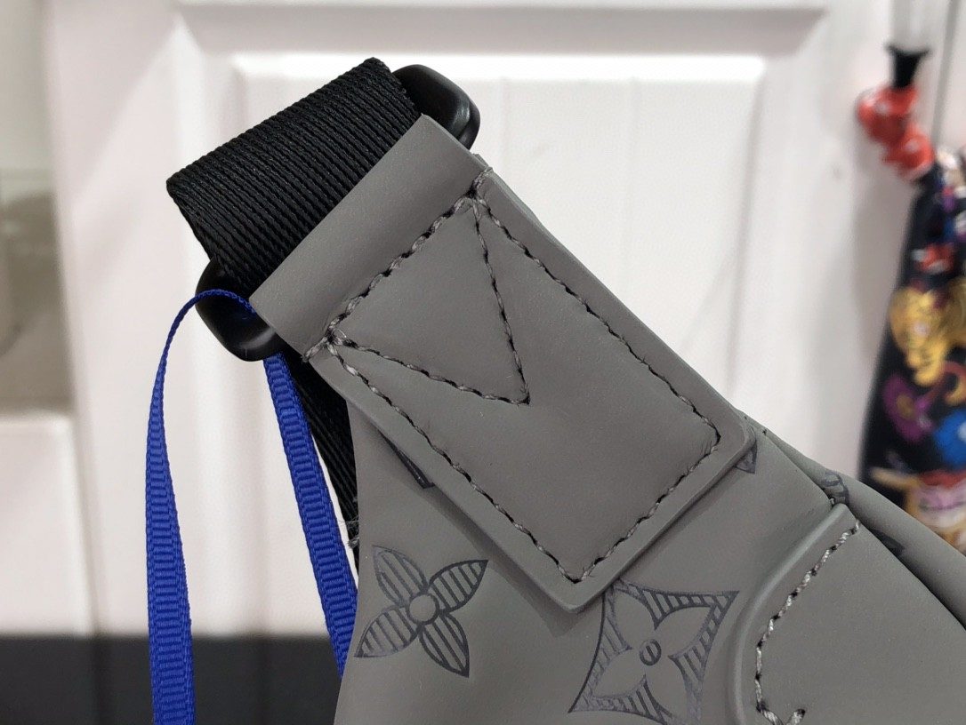 L0vis Vvtt0n Discovery Bumbag Grey For Men 44 cm/ 17.3 in M46108