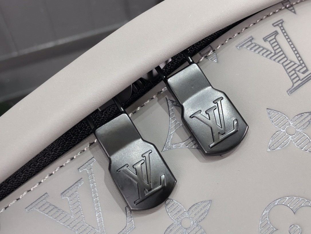 L0vis Vvtt0n Discovery Bumbag Grey For Men 44 cm/ 17.3 in M46108