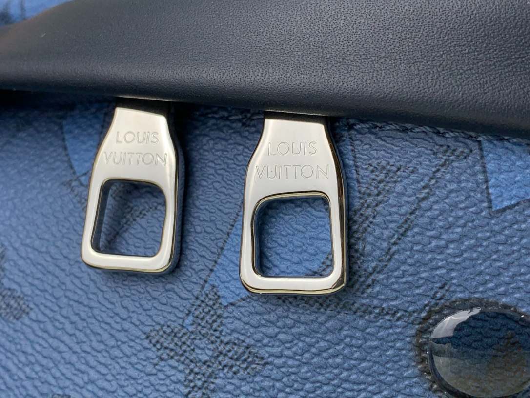 L0vis Vvtt0n Discovery Bumbag Blue For Men 44 cm/ 17.3 in M22576