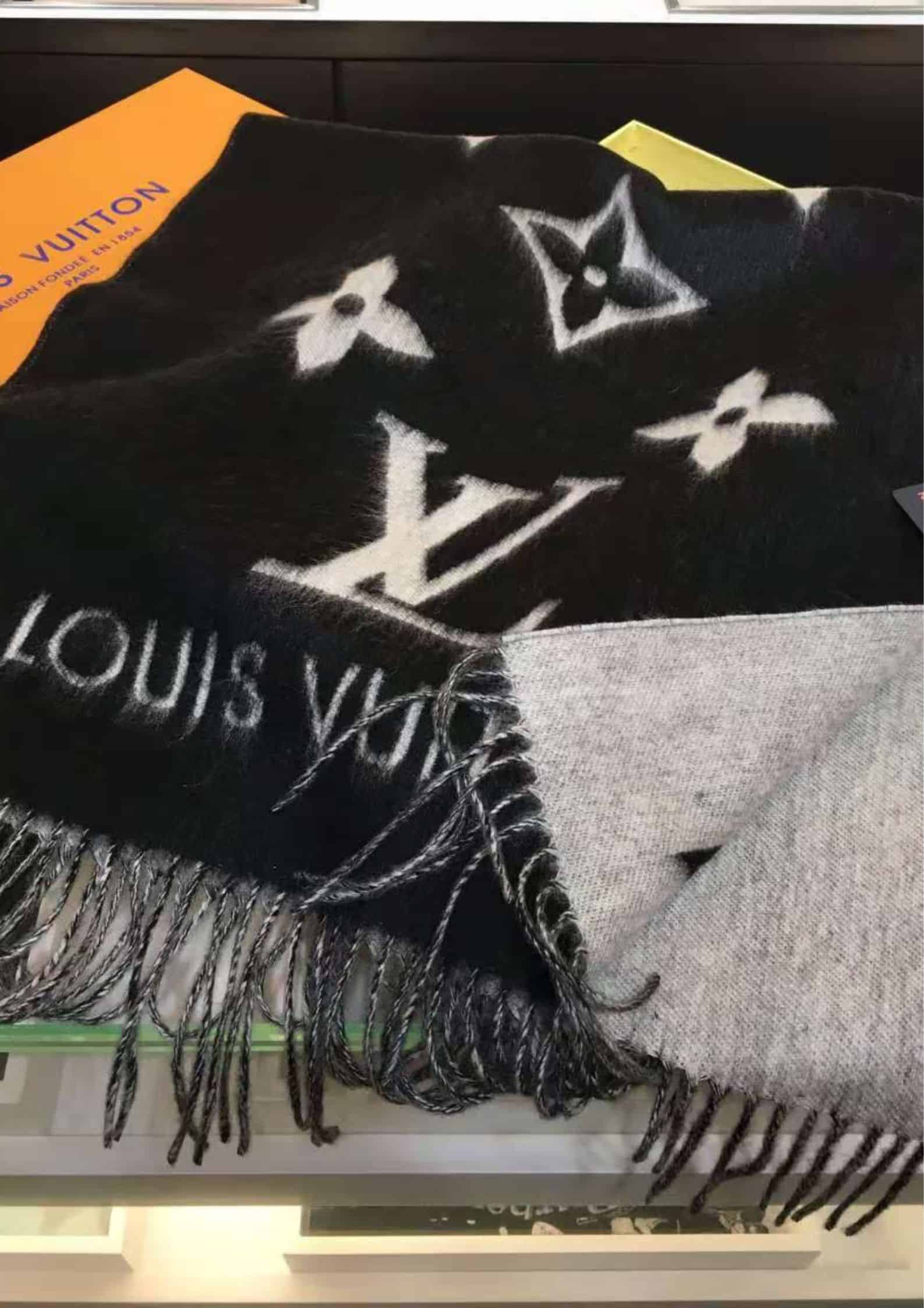 L0vis Vvtt0n Reykjavik Scarf Black For Women M71040