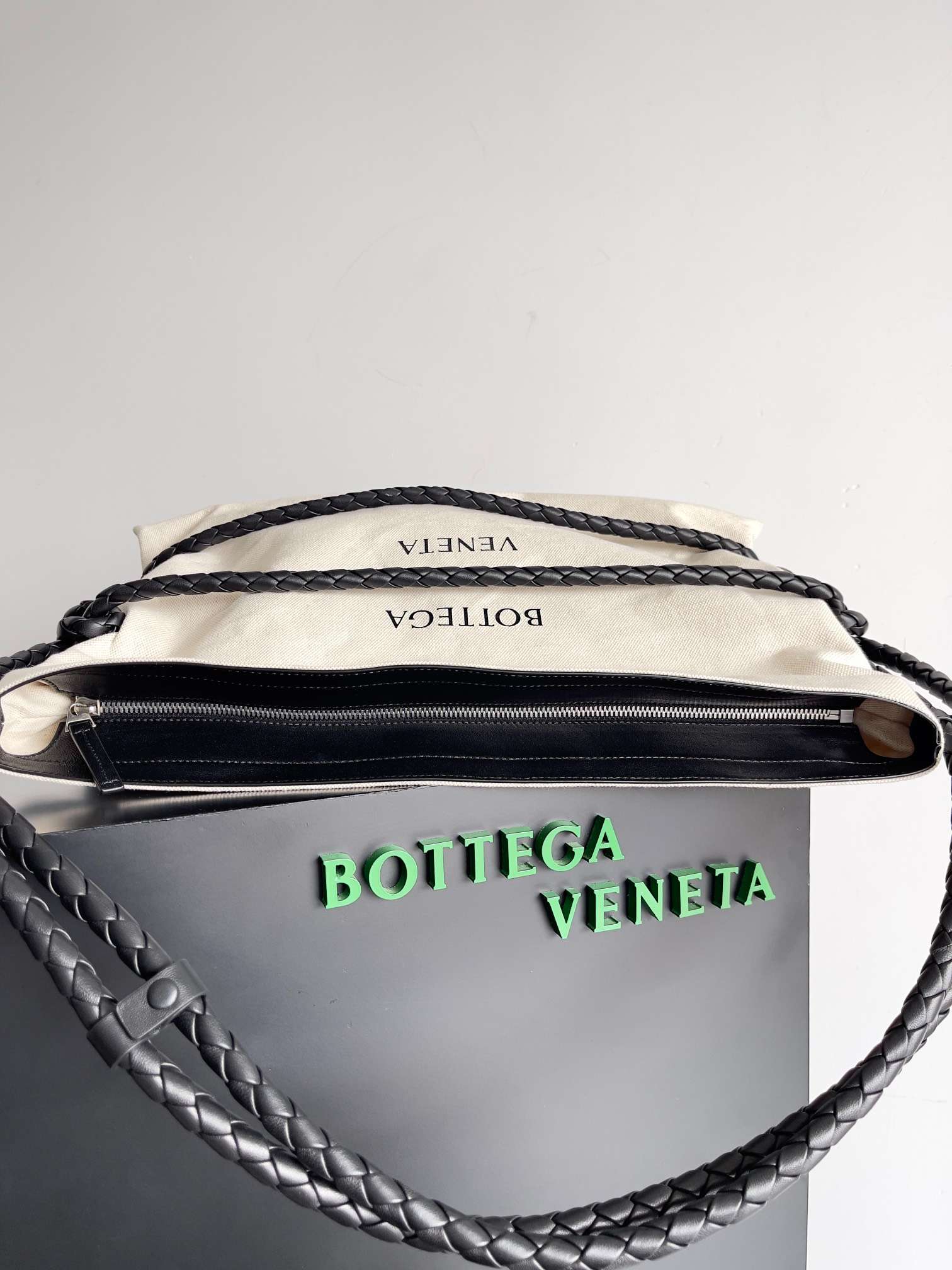 B0tt*ga Ven*ta Quadronno Shoulder Bag Cream For Women 18in/46cm