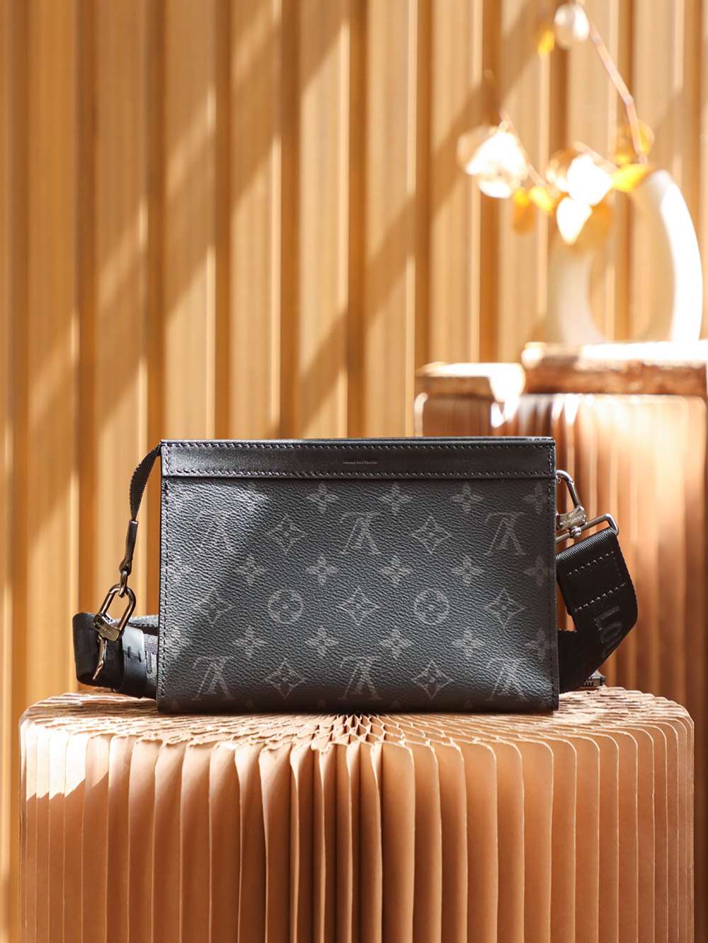 L0vis Vvtt0n Gaston Wearable Wallet Black For Women 22cm / 8.7in M81124