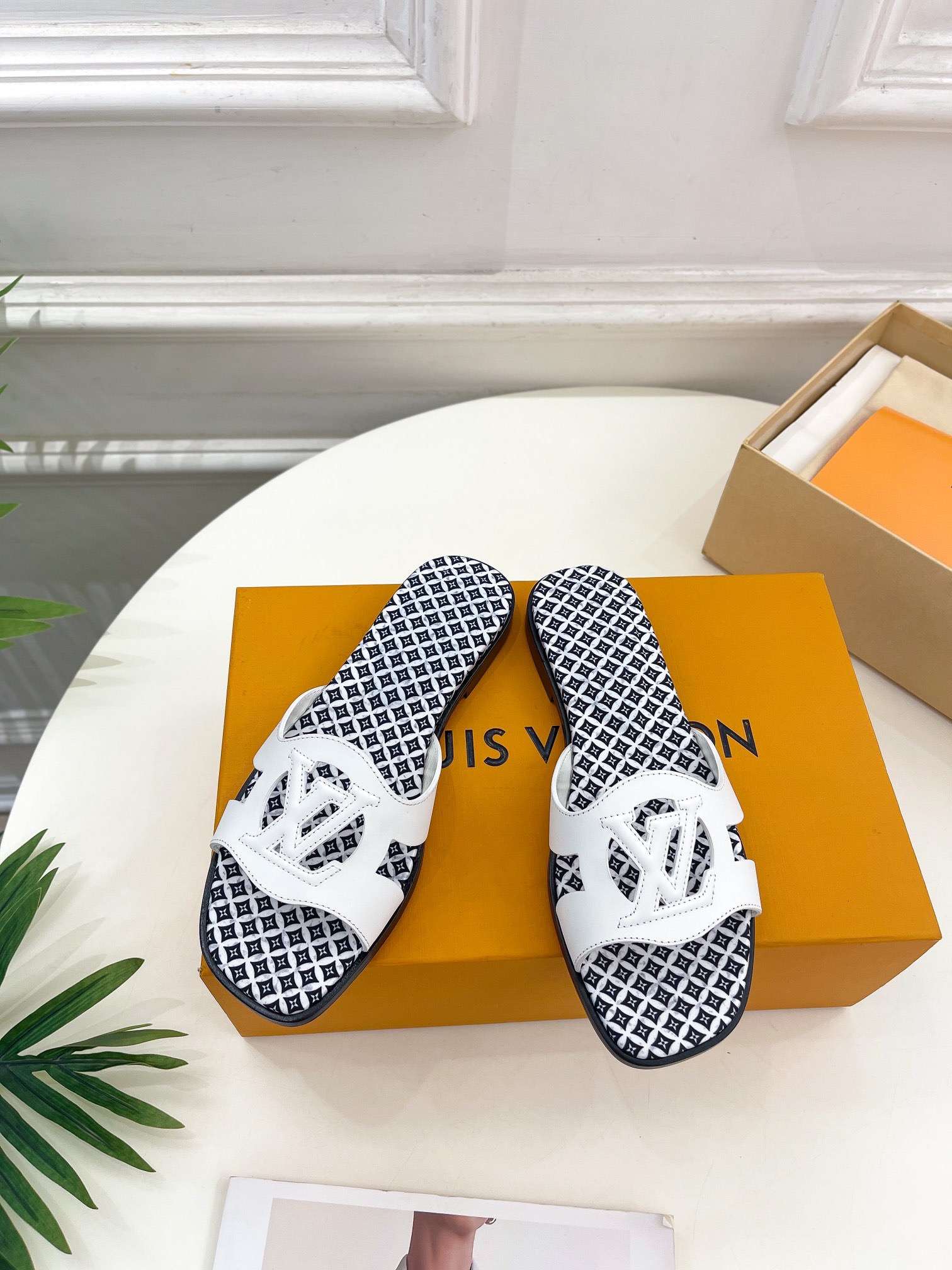 L0vis Vvtt0n Isola Flat Mule LV White For Women