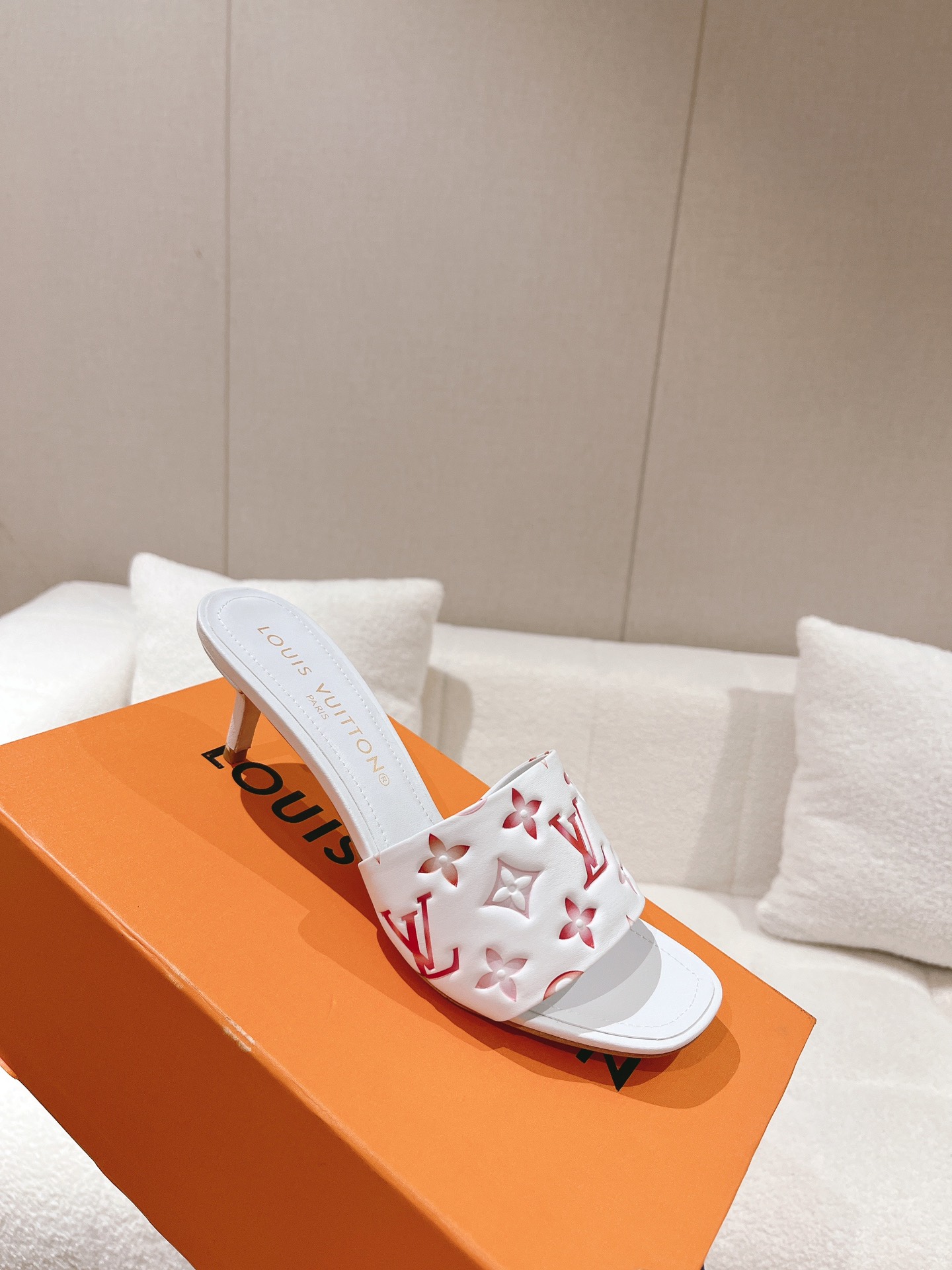 L0vis Vvtt0n Revival Mule White For Women