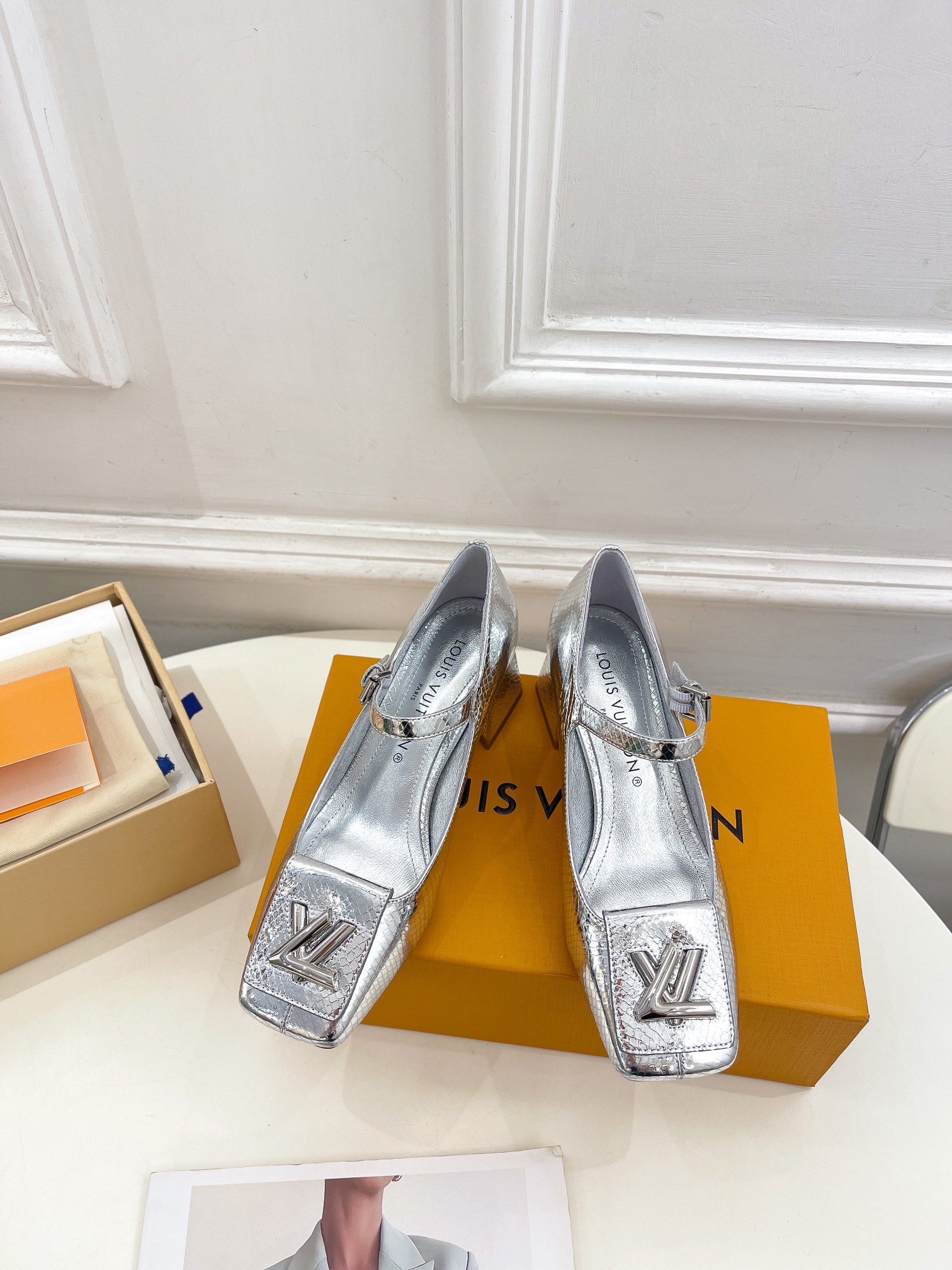 L0vis Vvtt0n Shake Pump Silver For Women 5.5 cm / 2.2-inch