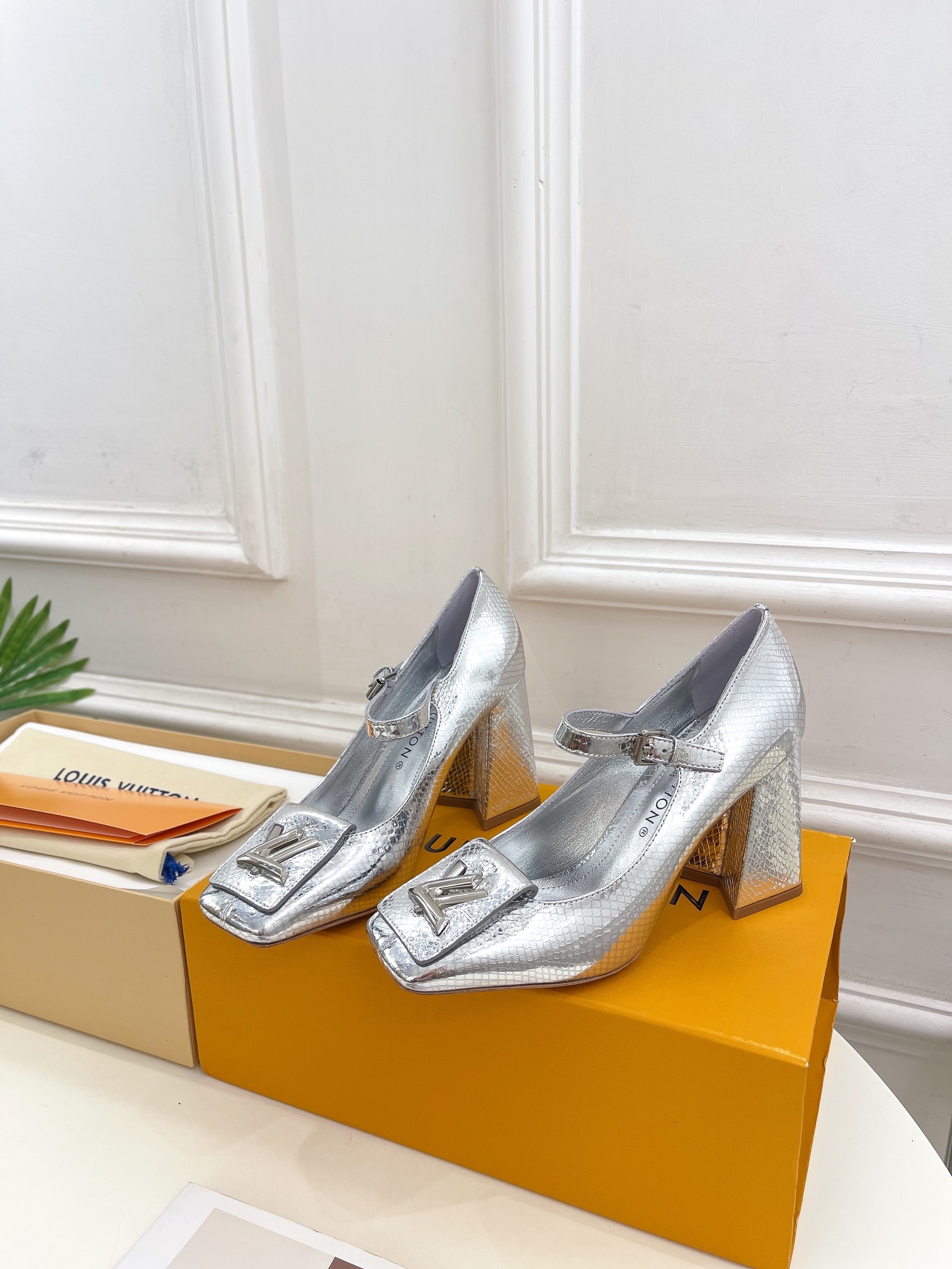 L0vis Vvtt0n Shake Pump Silver For Women 8.5 cm / 3.3-inch