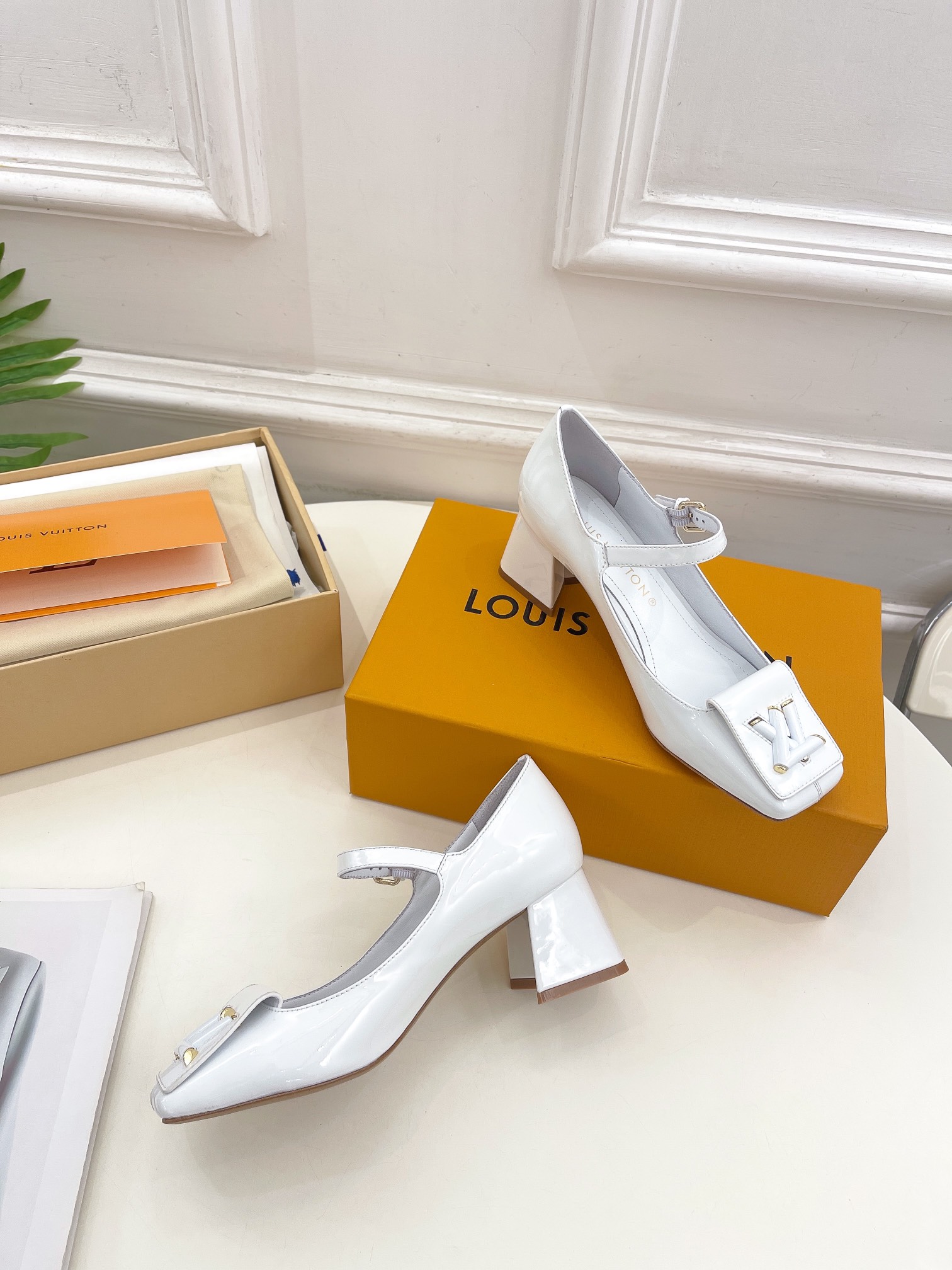 L0vis Vvtt0n Shake Pump White For Women 5.5 cm / 2.2-inch