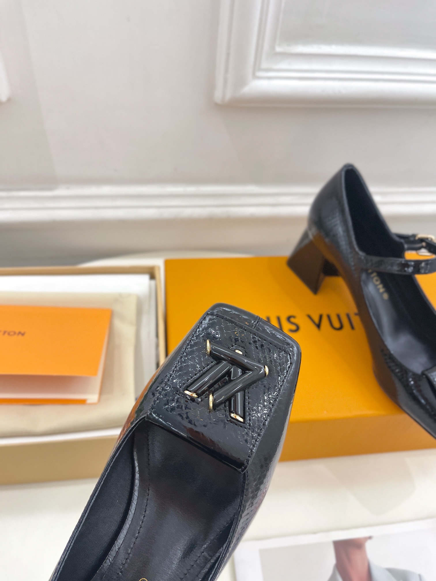 L0vis Vvtt0n Shake Pump Black For Women 5.5 cm / 2.2-inch