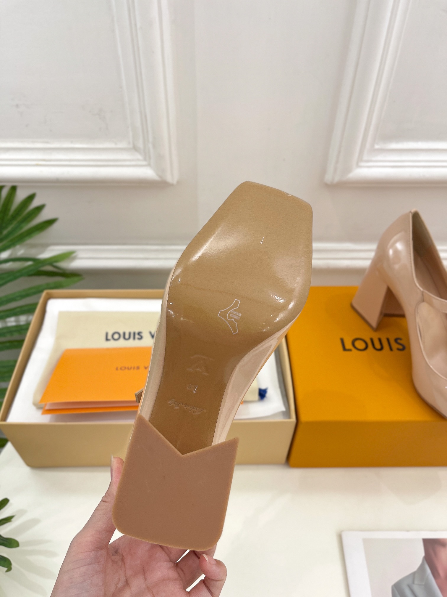 L0vis Vvtt0n Shake Pump Pink For Women 8.5 cm / 3.3-inch