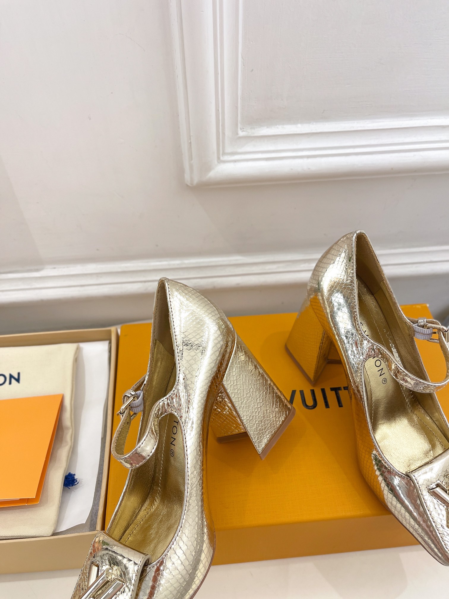 L0vis Vvtt0n Shake Pump Gold For Women 8.5 cm / 3.3-inch