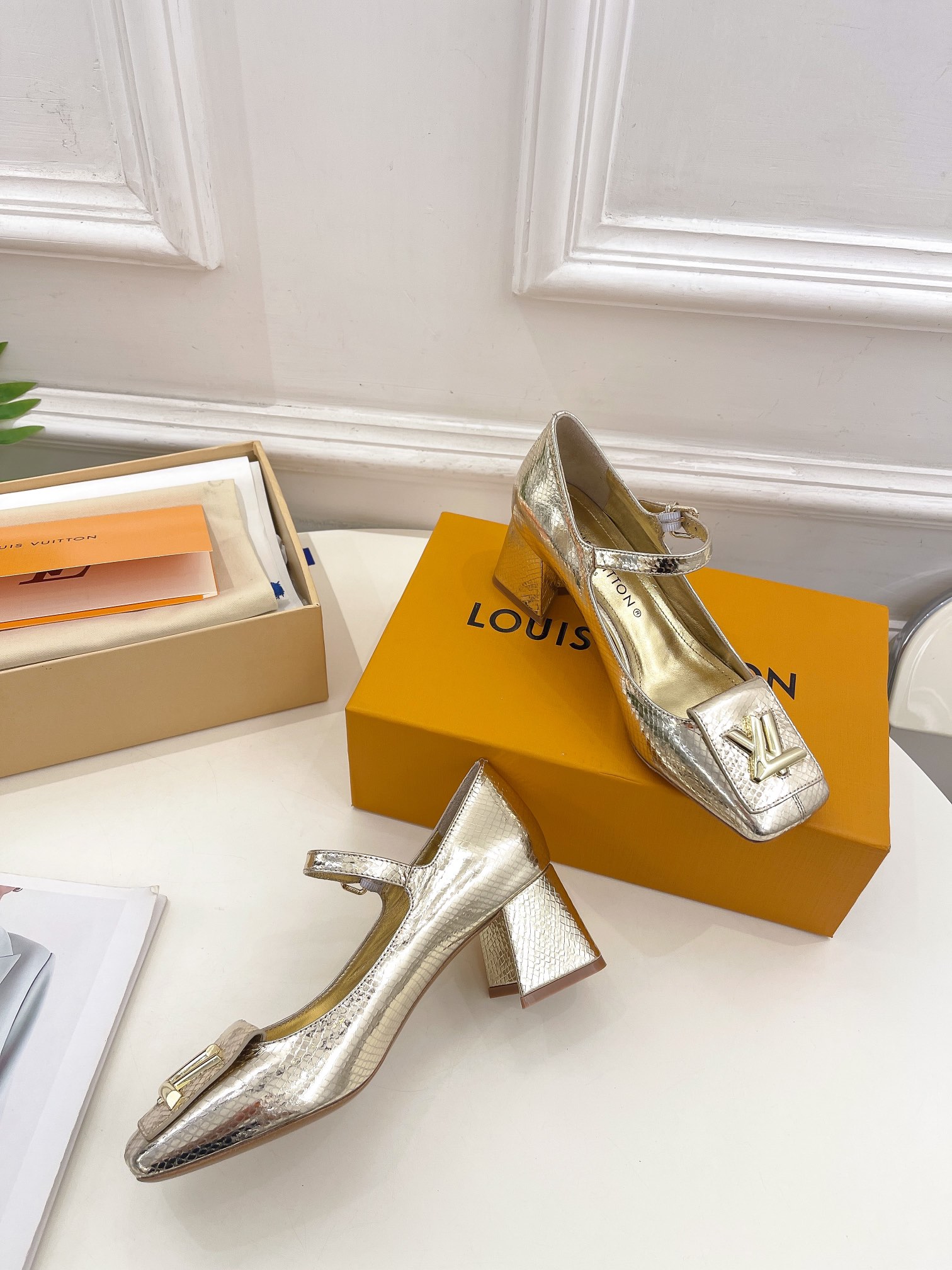 L0vis Vvtt0n Shake Pump Gold For Women 5.5 cm / 2.2-inch