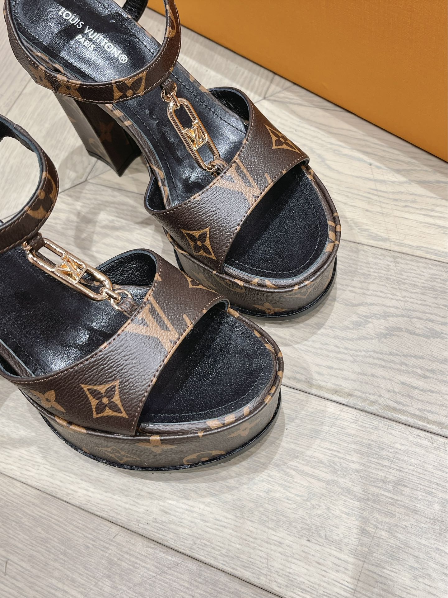 L0vis Vvtt0n Sparkle Sandal Brown For Women