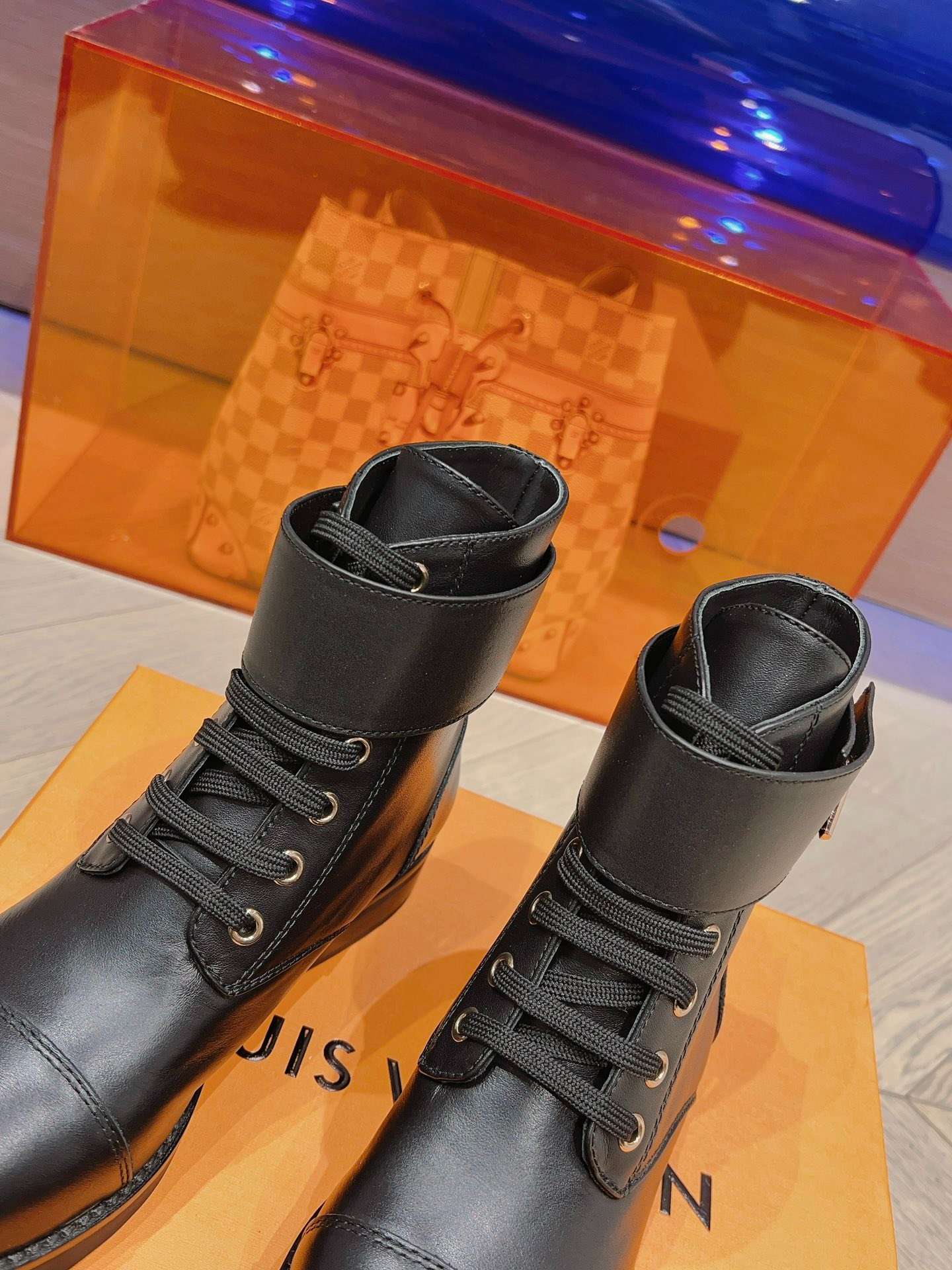 L0vis Vvtt0n Wonderland Flat Ranger Black For Women 1AAV57