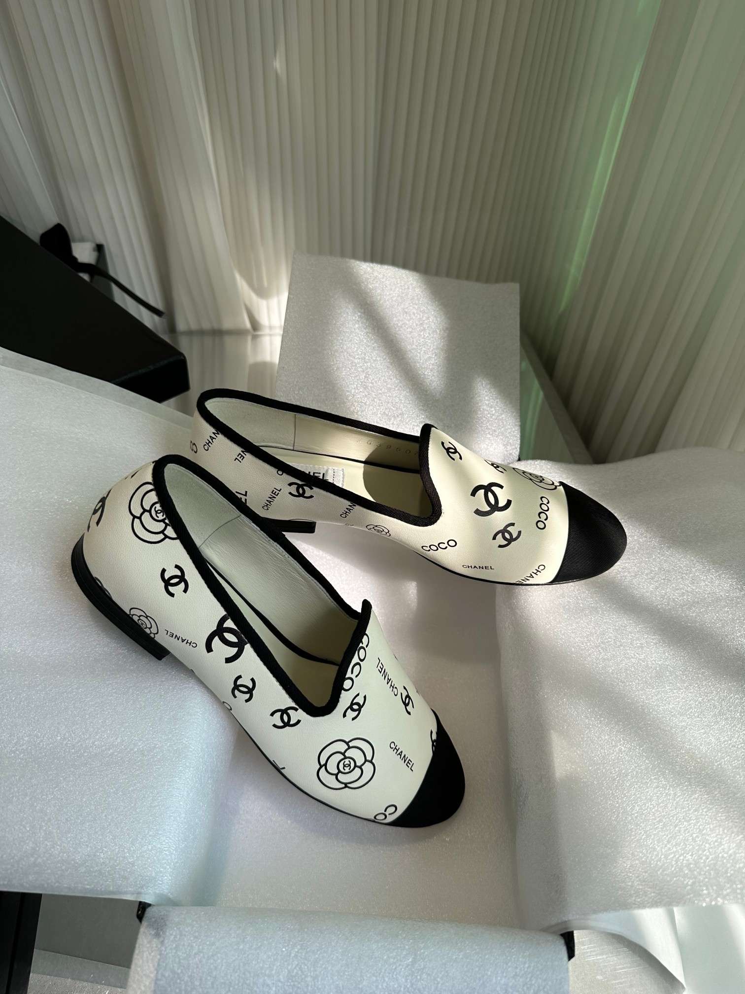 Ch**el Interlocking CC Logo Ballet Flats White For Women