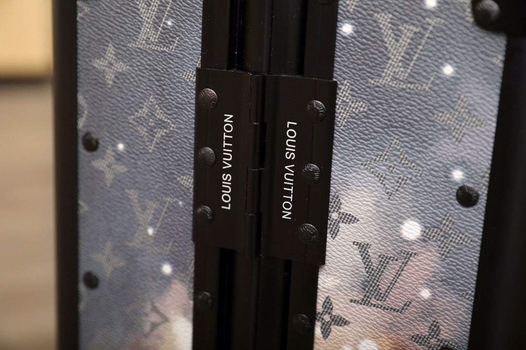 L0vis Vvtt0n Horizon 55 Silver 21.7in/55cm