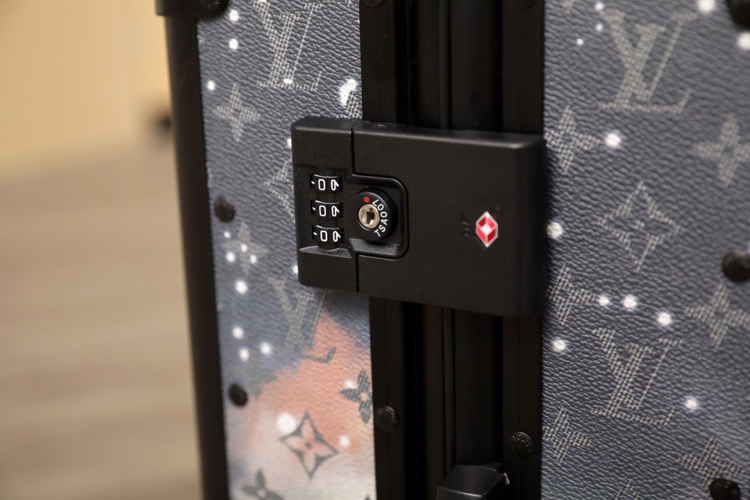 L0vis Vvtt0n Horizon 55 Silver 21.7in/55cm