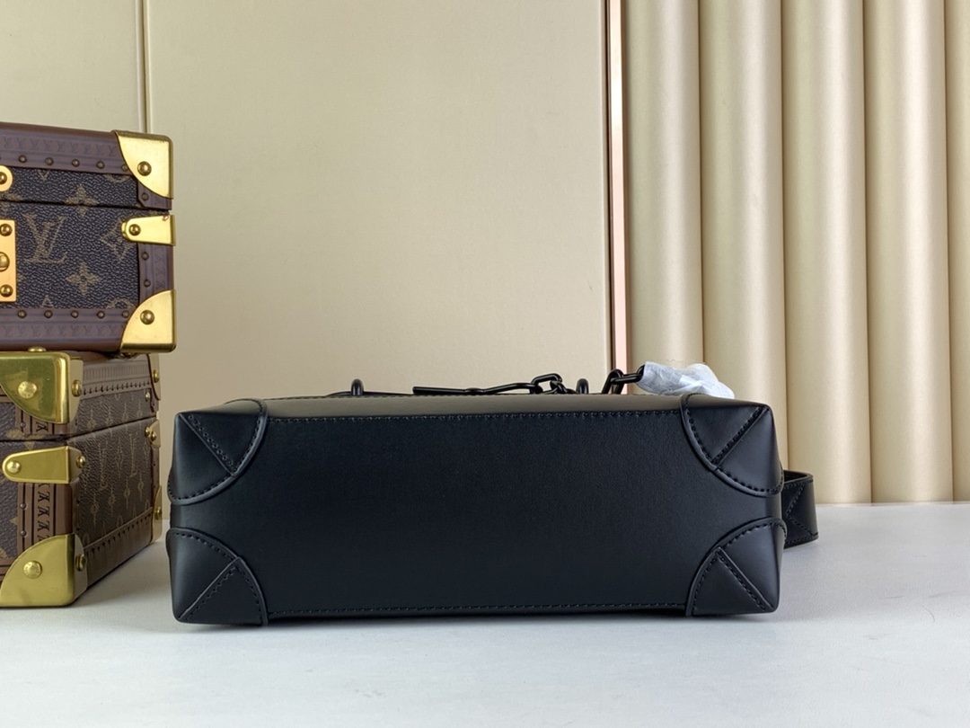 L0vis Vvtt0n Steamer PM Black For Men 9.8in/25cm M46953