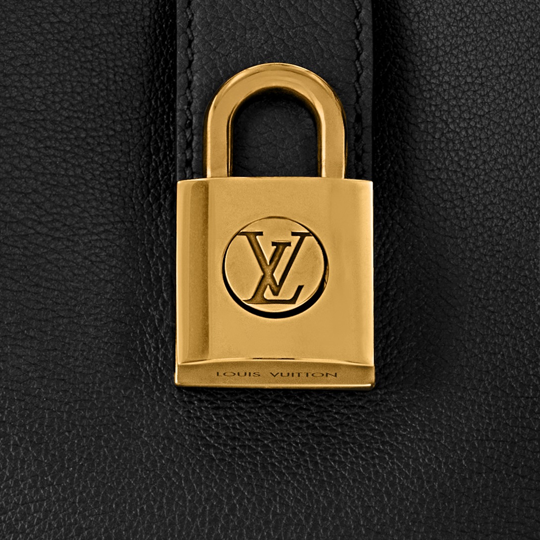 L0vis Vvtt0n Low Key Shoulder Bag Black For Women 10 Inches/ 26 Cm M24611