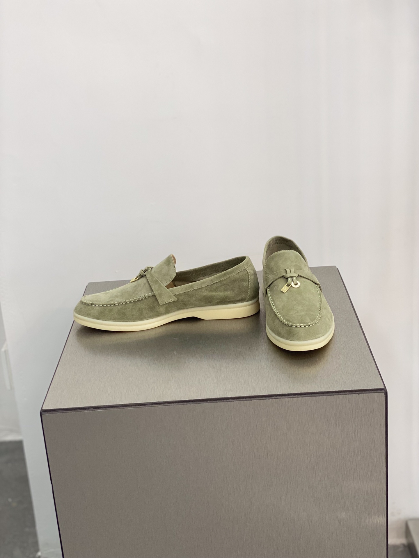 L0r0 P1ana Summer Charms Walk Loafers Tea Room For Women – FAE5444 50KY