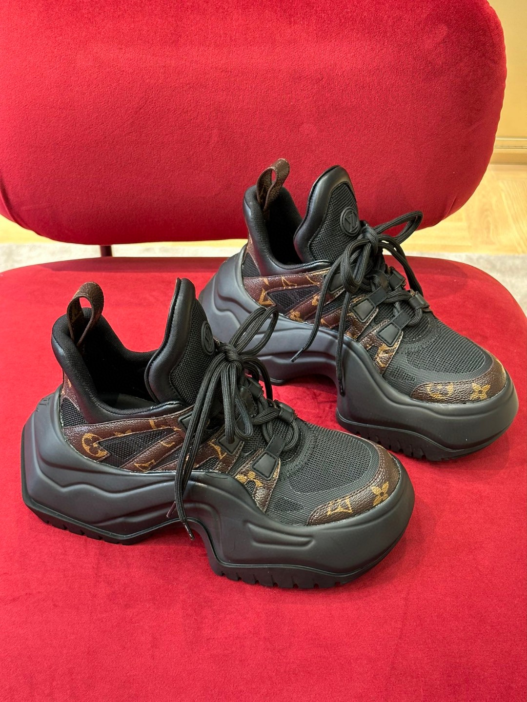 L0vis Vvtt0n LV Archlight Sneaker Black For Women 1A43LL