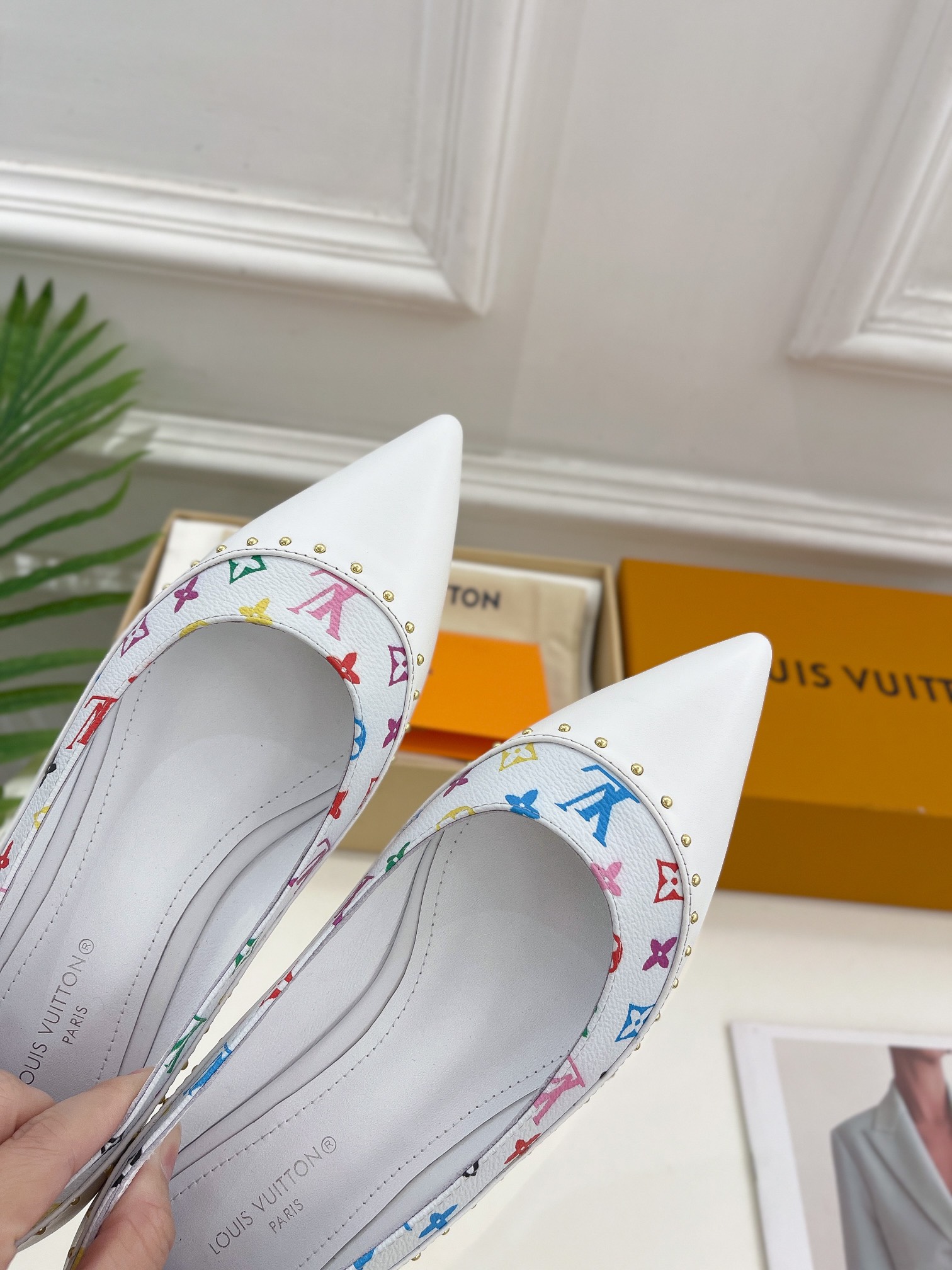 L0vis Vvtt0n Signature Flat Ballerina White For Women