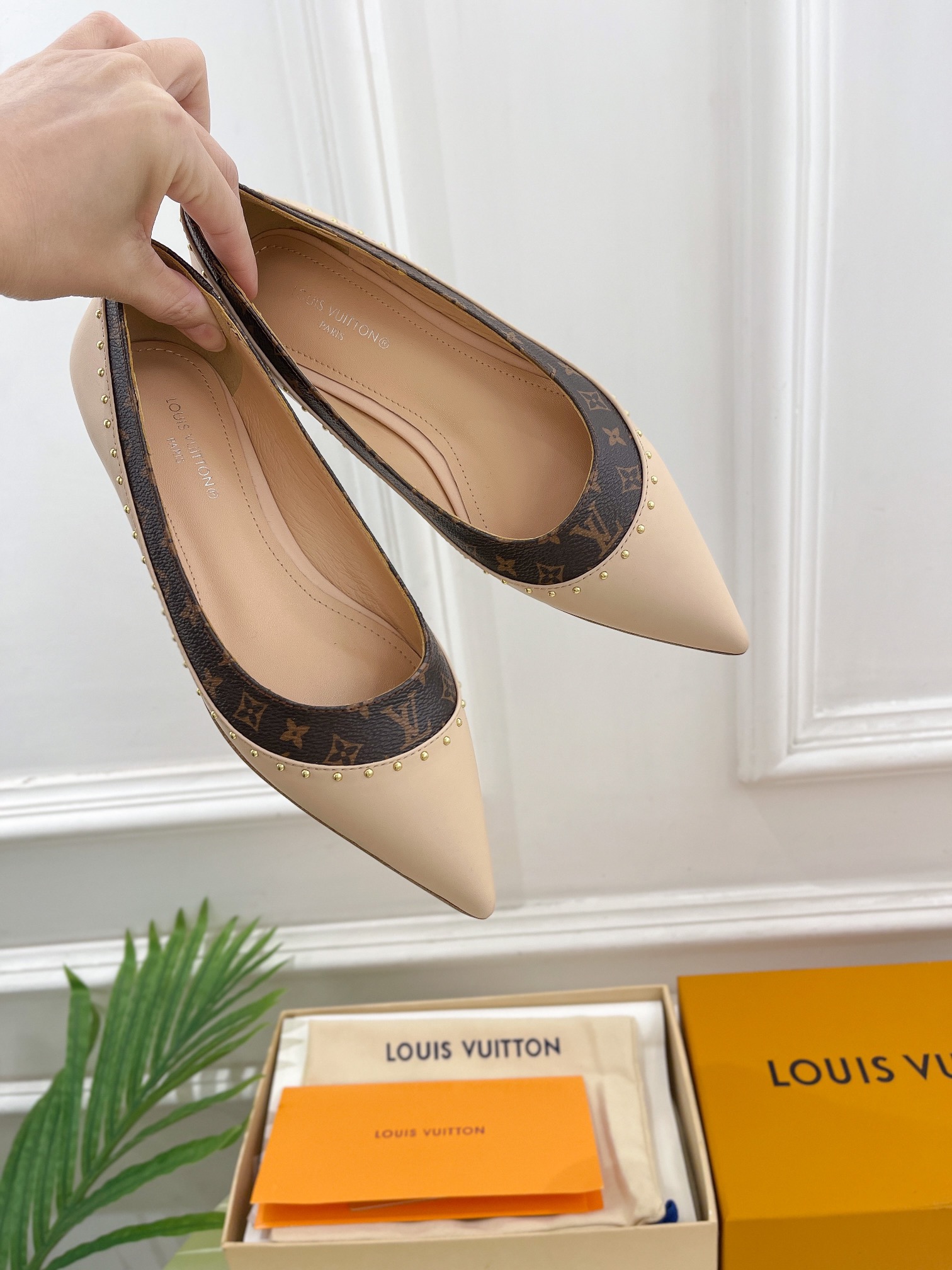 L0vis Vvtt0n Signature Flat Ballerina Beige For Women