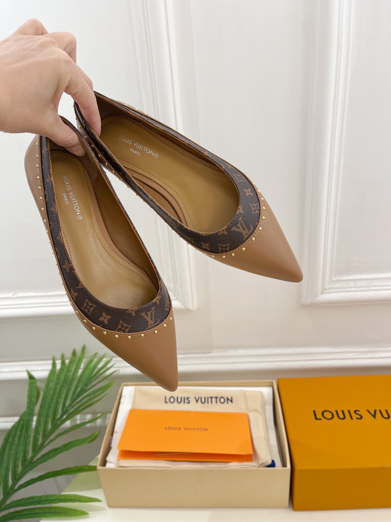 L0vis Vvtt0n Signature Flat Ballerina Brown For Women