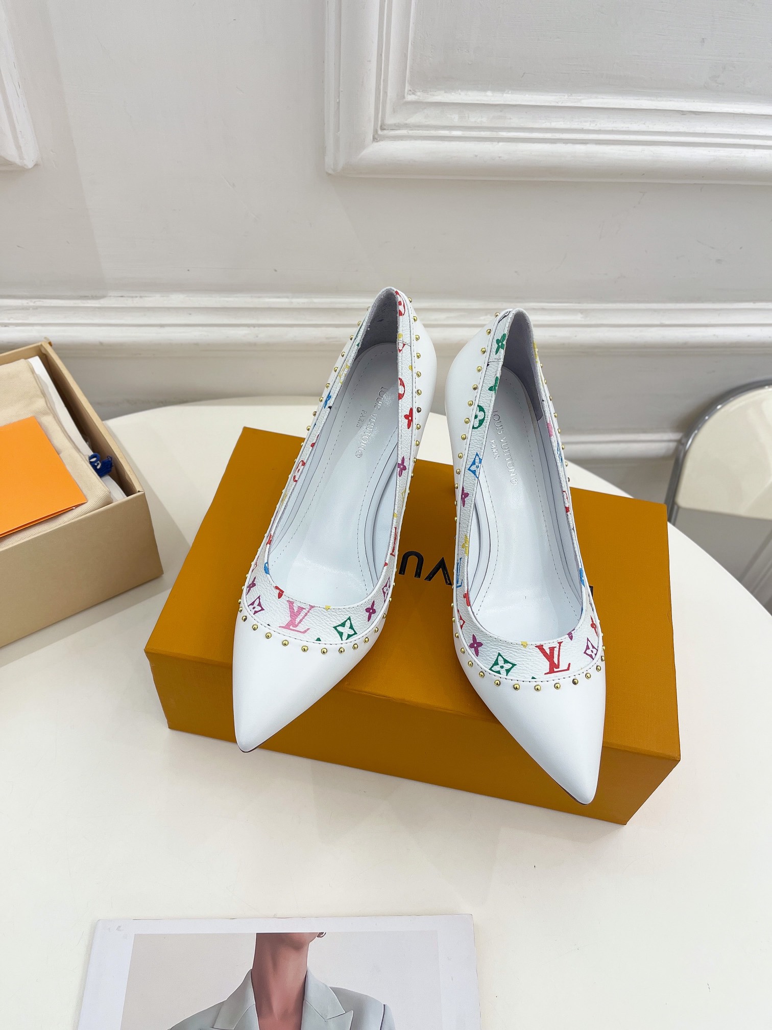 L0vis Vvtt0n Signature Pump White For Women 9.5/3.7in