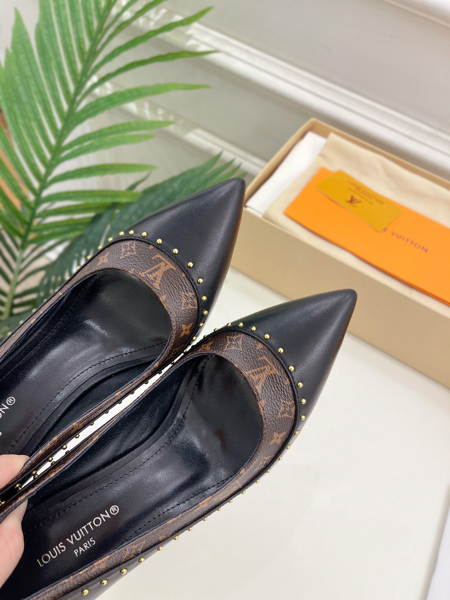 L0vis Vvtt0n Signature Pump Black For Women 9.5/3.7in 1AACFB