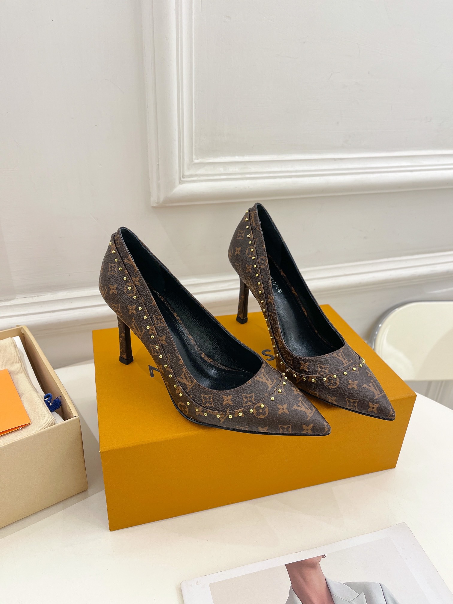 L0vis Vvtt0n Signature Pump Brown For Women 9.5/3.7in