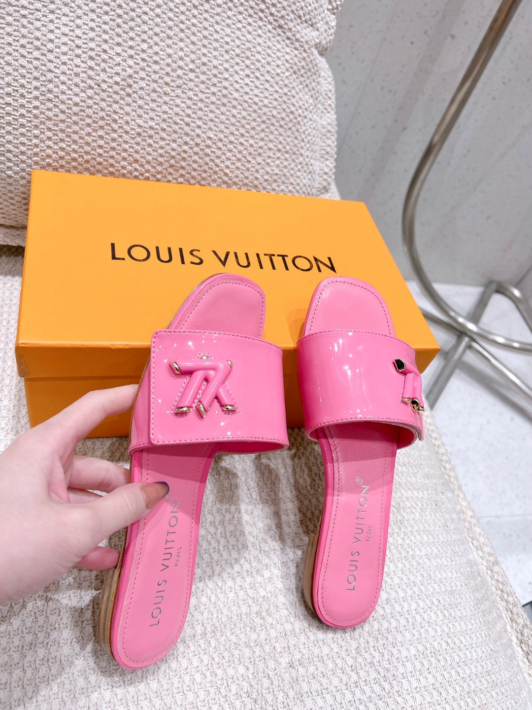 L0vis Vvtt0n Shake Flat Mule Pink For Women