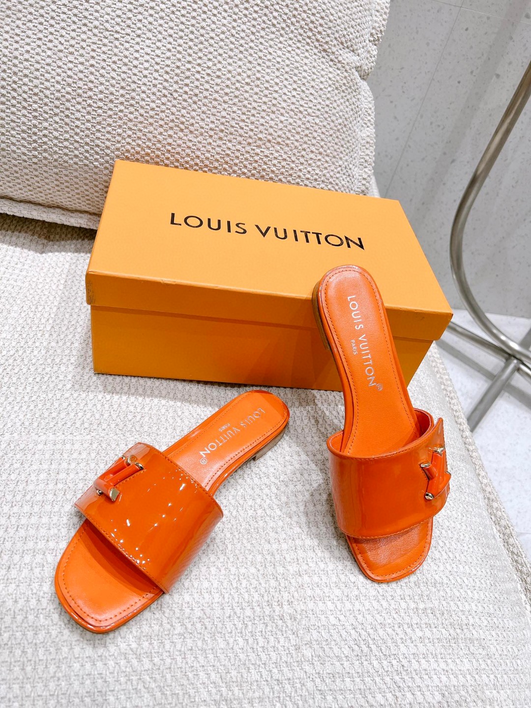 L0vis Vvtt0n Shake Flat Mule Orange For Women