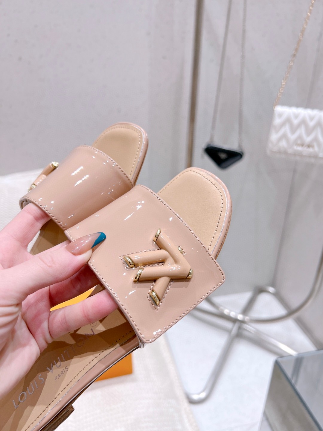 L0vis Vvtt0n Shake Flat Mule Beige For Women