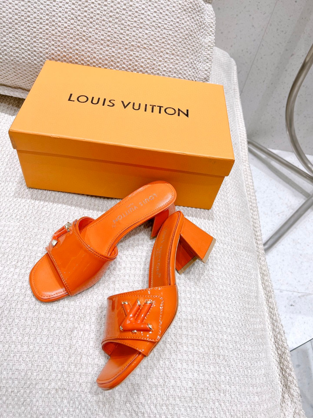 L0vis Vvtt0n Shake Mule Orange For Women