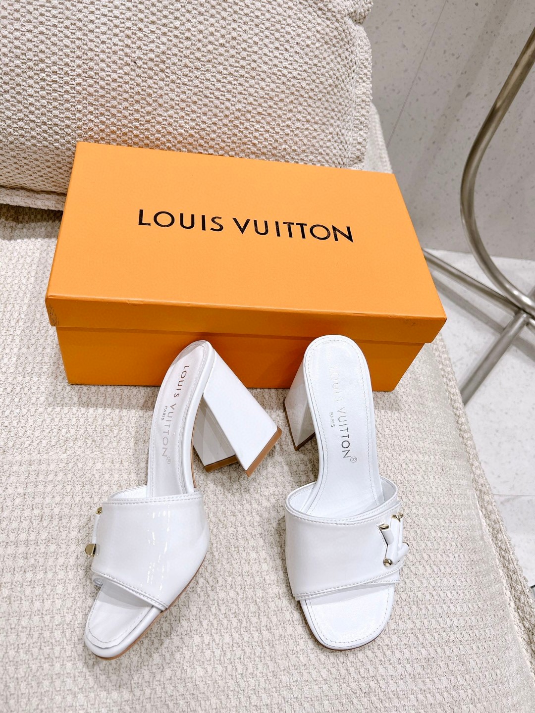 L0vis Vvtt0n Shake Mule White For Women