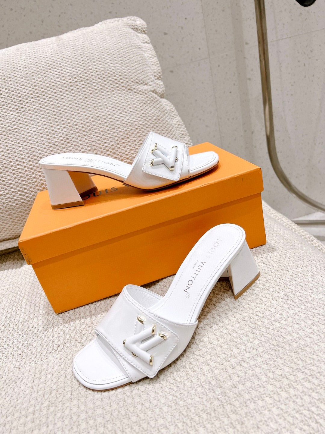 L0vis Vvtt0n Shake Mule White For Women