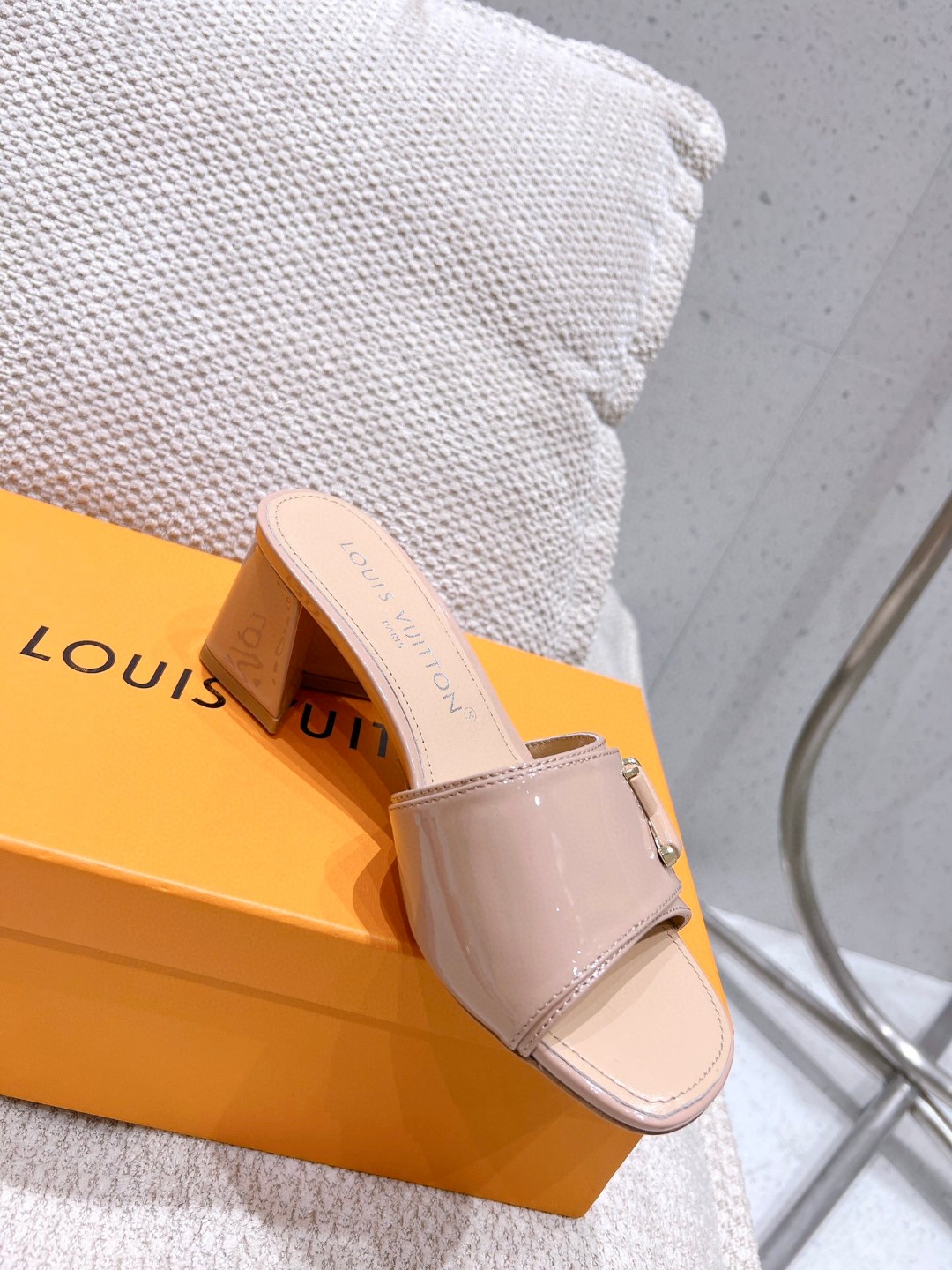 L0vis Vvtt0n Shake Mule Beige For Women