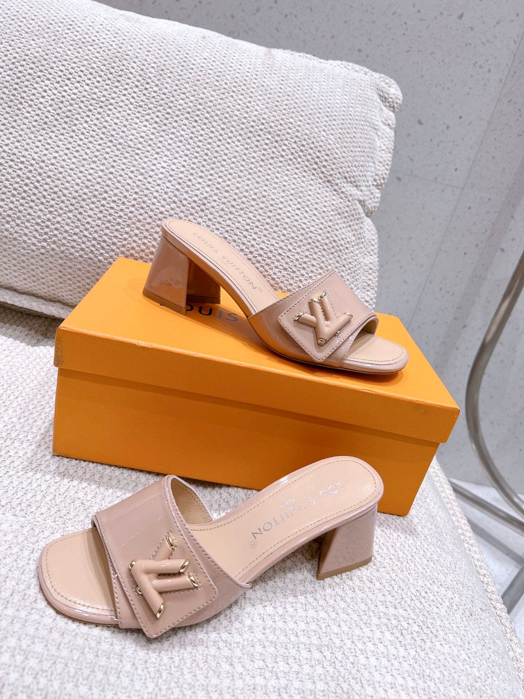 L0vis Vvtt0n Shake Mule Beige For Women