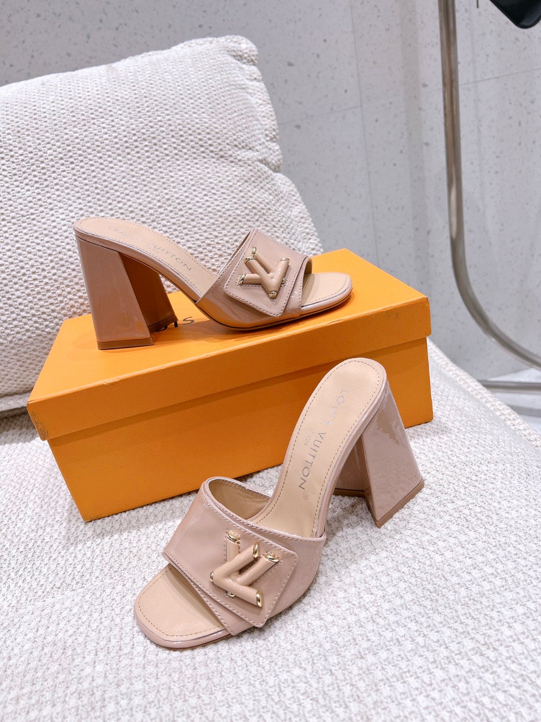 L0vis Vvtt0n Shake Mule Beige For Women