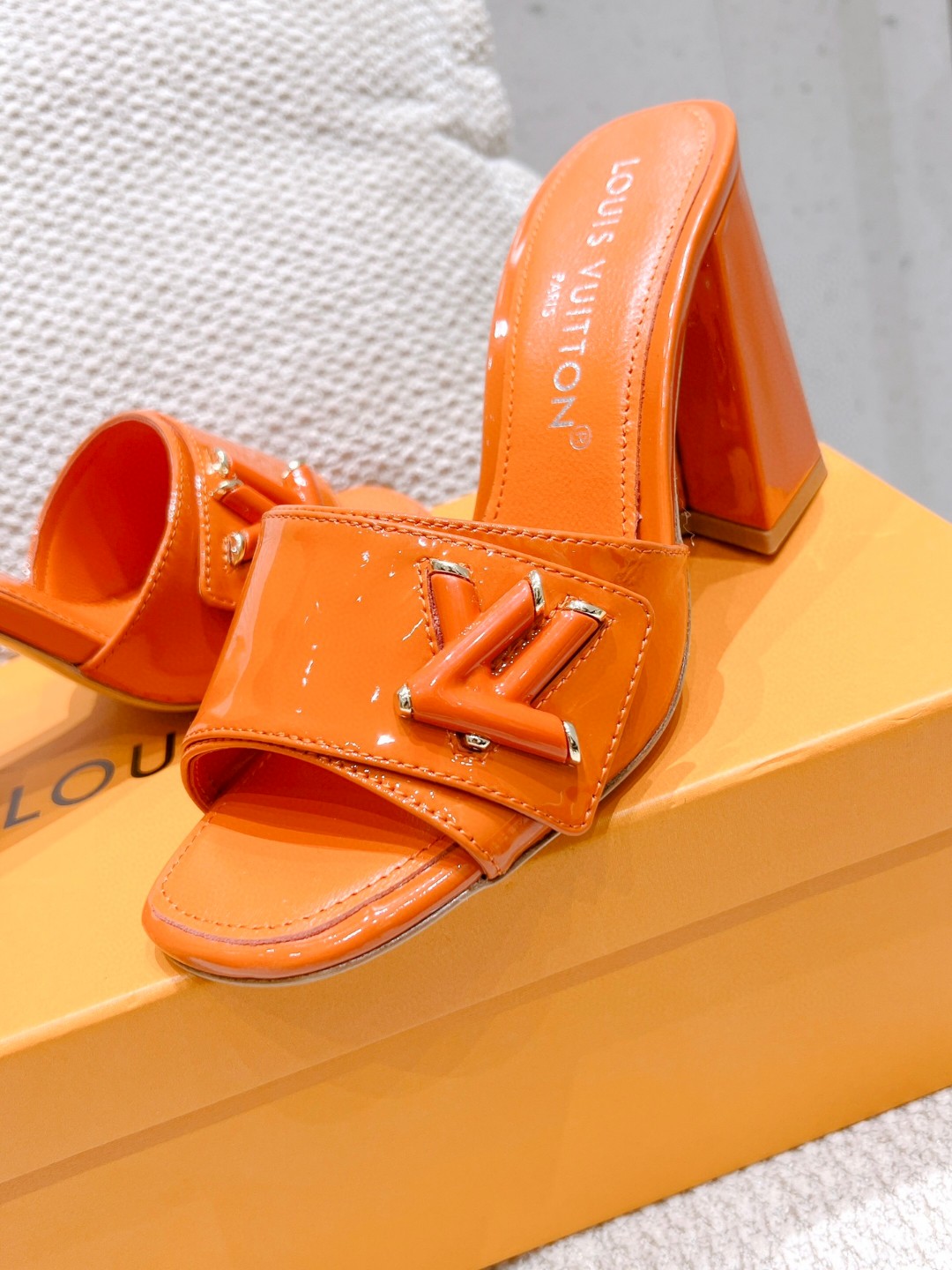 L0vis Vvtt0n Shake Mule Orange For Women