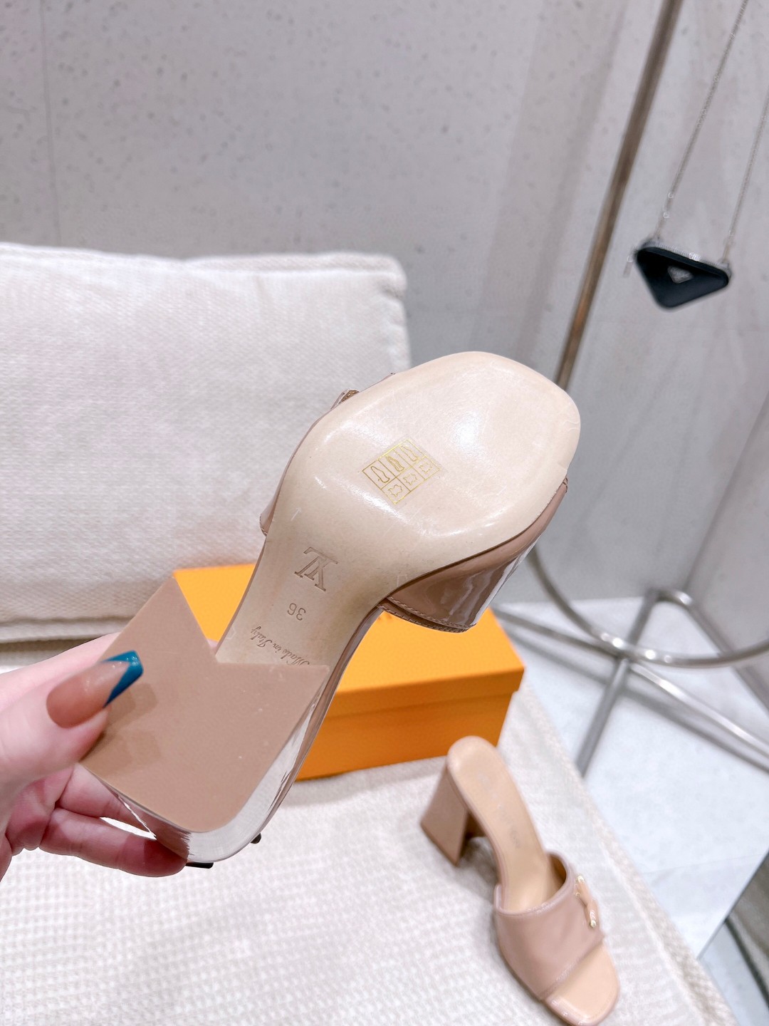 L0vis Vvtt0n Shake Mule Beige For Women