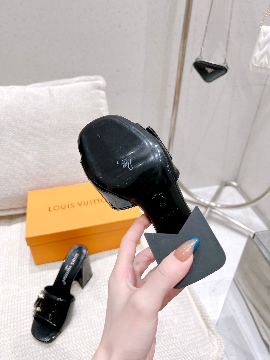 L0vis Vvtt0n Shake Mule Black For Women